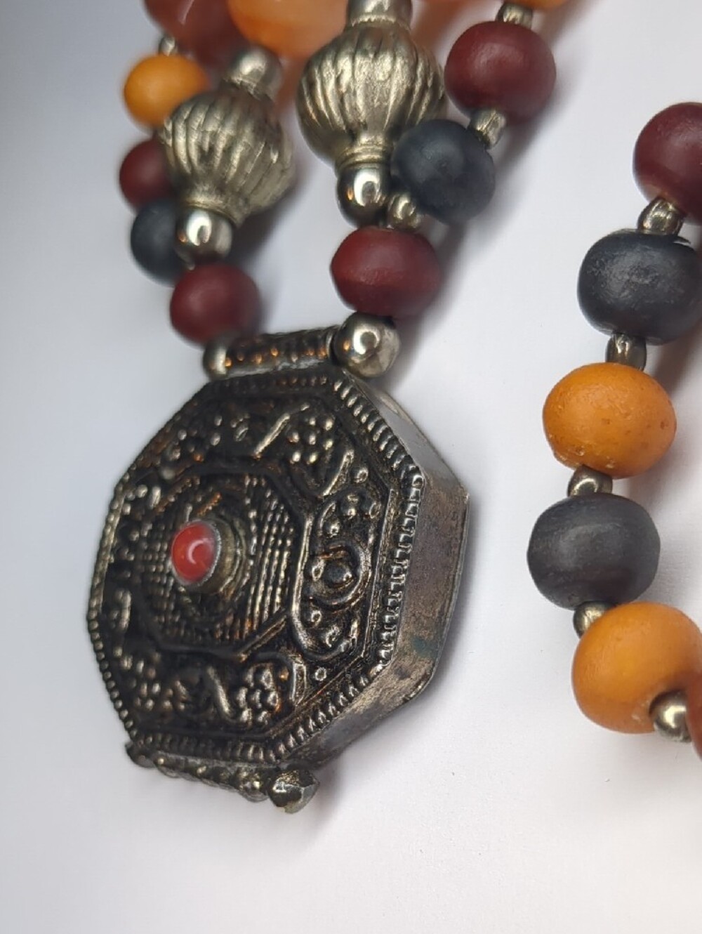 Vintage Tibetan Medallion Necklace Orange & Wood Beaded Gau Box - Picture 5 of 11
